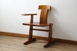 中古　未使用　展示品　新古品　岩手岩泉・純木家具　栃(トチ)材　漆塗り　心地よい木の風合いが魅力的な右側アーム付きチェア(アームチェア、板座チェア、ダイニングチェア、アームチェア、椅子、イス)(定価約16万円)(R-081855)