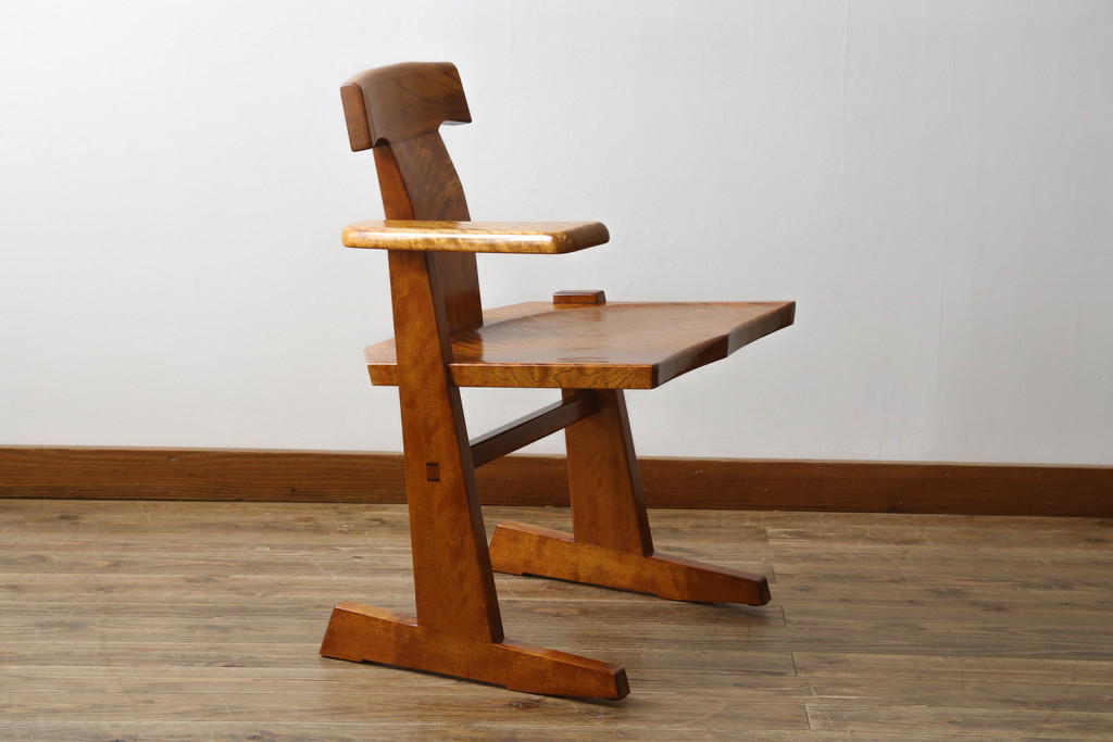 中古　未使用　展示品　新古品　岩手岩泉・純木家具　栃(トチ)材　漆塗り　心地よい木の風合いが魅力的な右側アーム付きチェア(アームチェア、板座チェア、ダイニングチェア、アームチェア、椅子、イス)(定価約16万円)(R-081855)