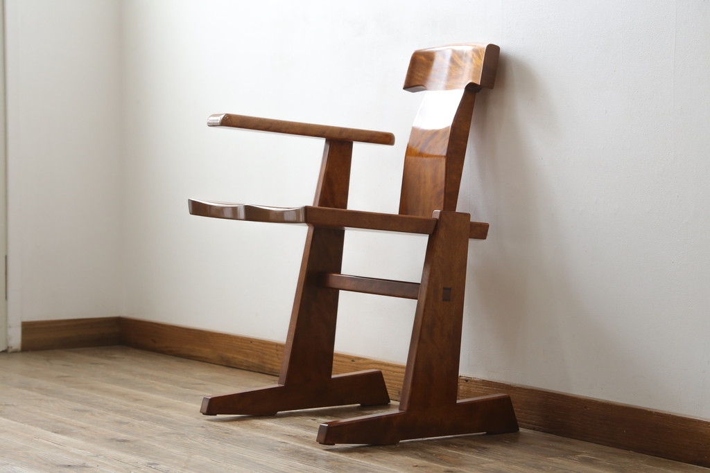 中古　未使用　展示品　新古品　岩手岩泉・純木家具　栃(トチ)材　漆塗り　心地よい木の風合いが魅力的な右側アーム付きチェア(アームチェア、板座チェア、ダイニングチェア、アームチェア、椅子、イス)(定価約16万円)(R-081855)
