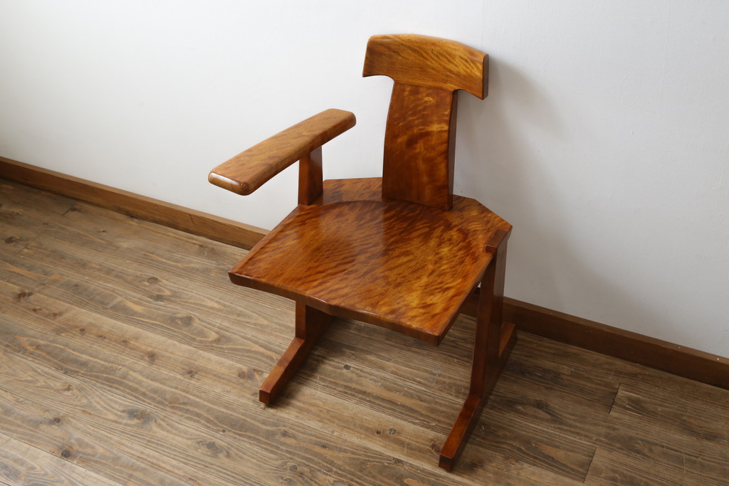 中古　未使用　展示品　新古品　岩手岩泉・純木家具　栃(トチ)材　漆塗り　心地よい木の風合いが魅力的な右側アーム付きチェア(アームチェア、板座チェア、ダイニングチェア、アームチェア、椅子、イス)(定価約16万円)(R-081855)