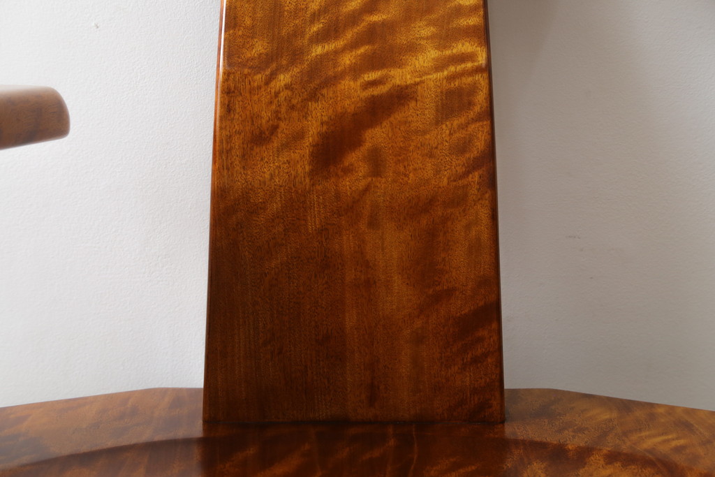中古　未使用　展示品　新古品　岩手岩泉・純木家具　栃(トチ)材　漆塗り　心地よい木の風合いが魅力的な右側アーム付きチェア(アームチェア、板座チェア、ダイニングチェア、アームチェア、椅子、イス)(定価約16万円)(R-081855)