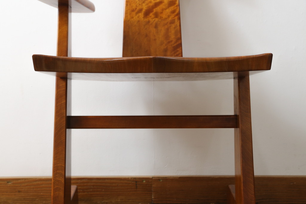 中古　未使用　展示品　新古品　岩手岩泉・純木家具　栃(トチ)材　漆塗り　心地よい木の風合いが魅力的な右側アーム付きチェア(アームチェア、板座チェア、ダイニングチェア、アームチェア、椅子、イス)(定価約16万円)(R-081855)