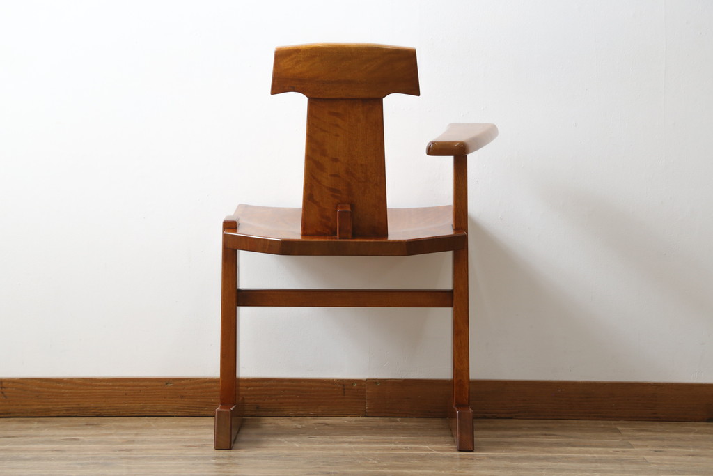 中古　未使用　展示品　新古品　岩手岩泉・純木家具　栃(トチ)材　漆塗り　心地よい木の風合いが魅力的な右側アーム付きチェア(アームチェア、板座チェア、ダイニングチェア、アームチェア、椅子、イス)(定価約16万円)(R-081855)