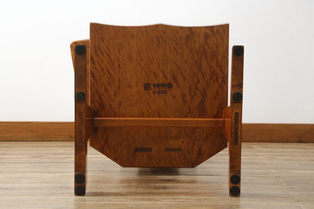 中古　未使用　展示品　新古品　岩手岩泉・純木家具　栃(トチ)材　漆塗り　心地よい木の風合いが魅力的な右側アーム付きチェア(アームチェア、板座チェア、ダイニングチェア、アームチェア、椅子、イス)(定価約16万円)(R-081855)