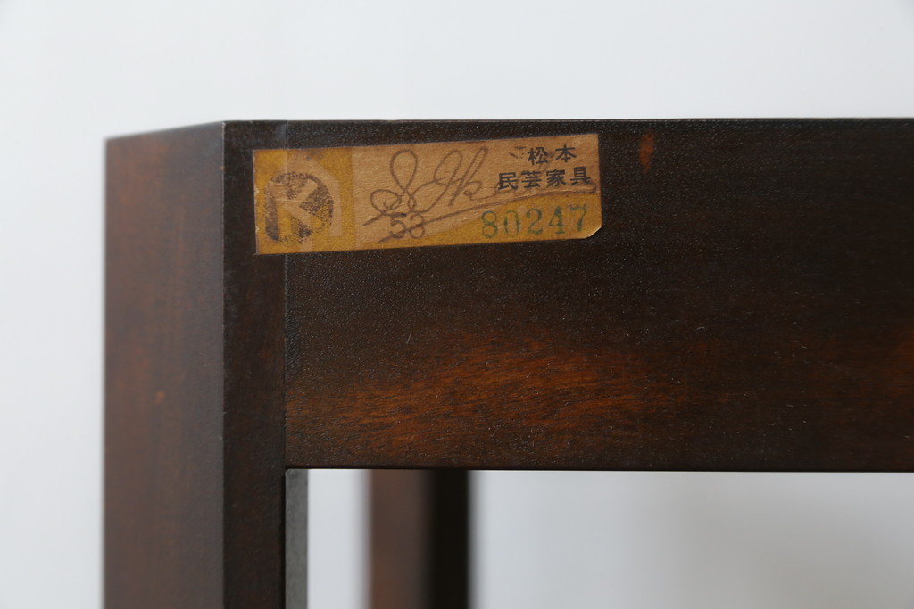 中古　松本民芸家具　丁寧に面取りされたデザインが魅力的な隅棚(コーナーキャビネット、収納棚、戸棚、電話台、飾り棚、花台、飾り台)(定価約22万円)(R-078814)