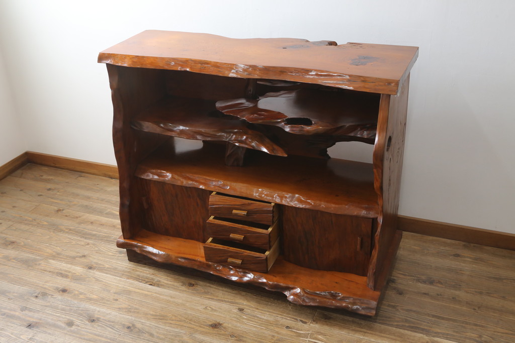 中古　民芸家具　漆塗り　屋久杉を贅沢に使った存在感のある飾り棚(茶棚、収納棚、違い棚、サイドボード)(定価約200万円)(R-077608)
