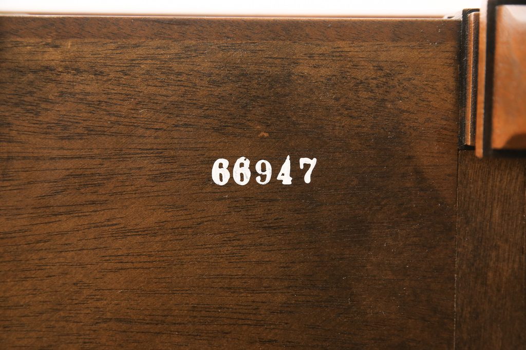 中古　DREXEL HERITAGE JAPAN(ドレクセルヘリテイジジャパン)　594-324　クラシカルなデザインが美しいエンドテーブル(ナイトテーブル、サイドテーブル、サイドチェスト)(R-055544)