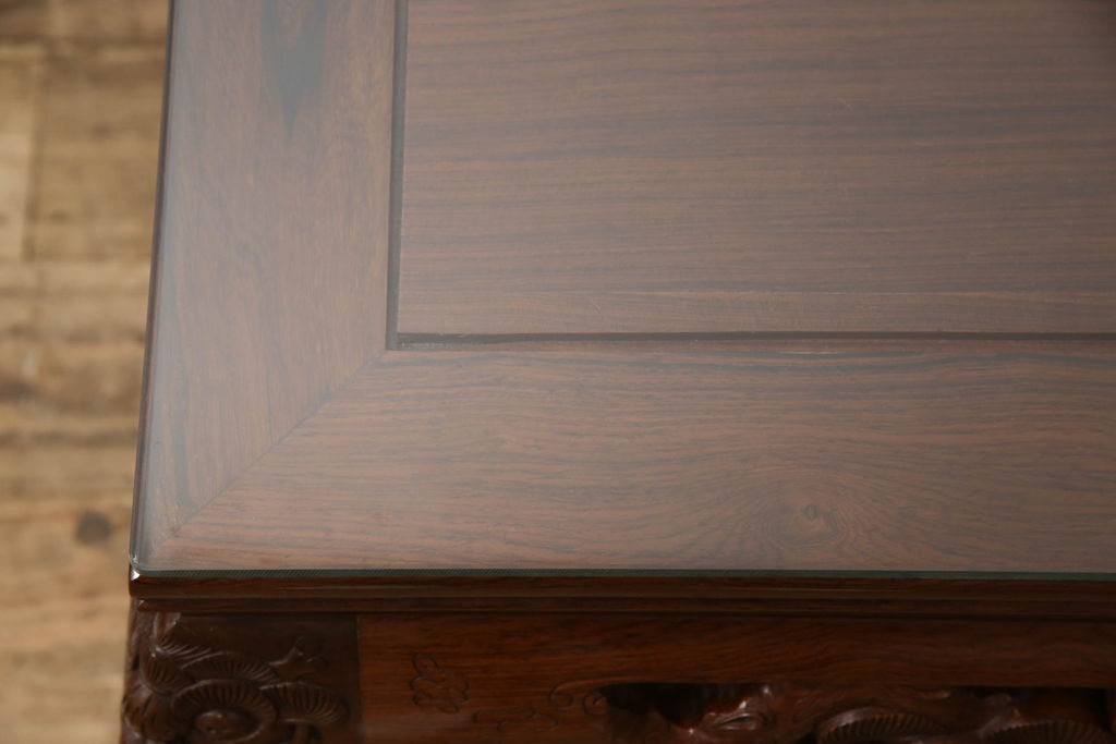 中古　美品　高級唐木家具　カリン材　彫りの意匠が見事なセンターテーブル(リビングテーブル、コンソールテーブル、花梨材)(定価約35万円)(R-051604)