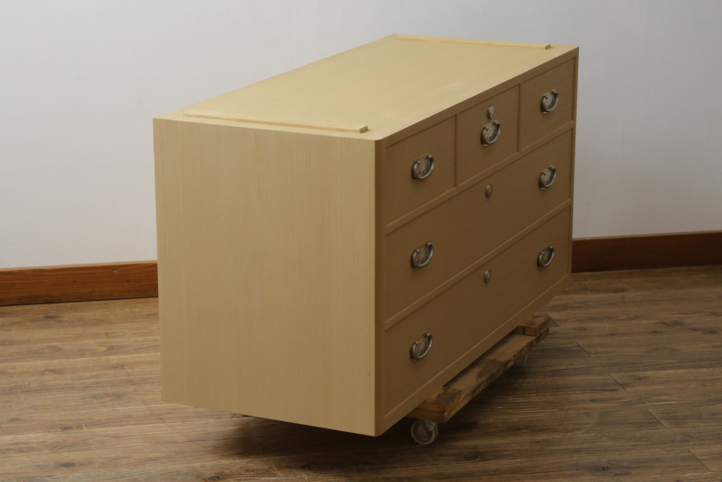 中古　美品　光彦刻　上品な雰囲気の金具が魅力的な加茂総桐箪笥・中段(総桐たんす、四方丸、大丸、収納箪笥、和タンス、引き出し、ローボード、ローチェスト、テレビ台、テレビボード)(R-082832)