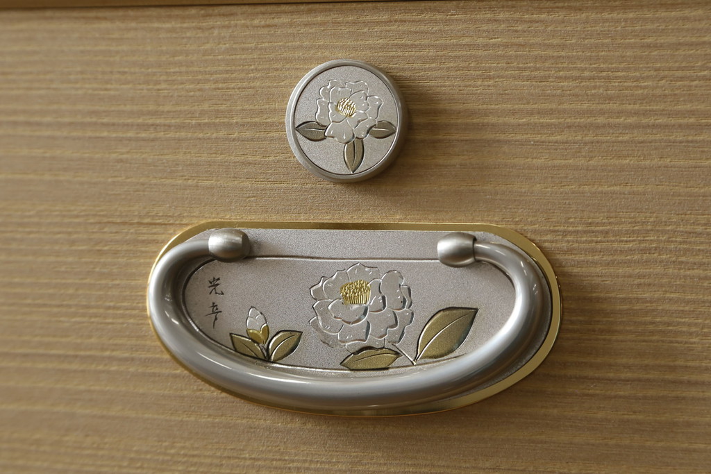中古　美品　光彦刻　上品な雰囲気の金具が魅力的な加茂総桐箪笥・中段(総桐たんす、四方丸、大丸、収納箪笥、和タンス、引き出し、ローボード、ローチェスト、テレビ台、テレビボード)(R-082832)