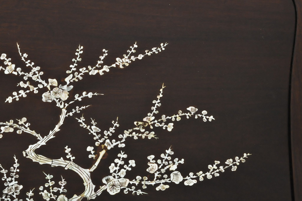 アジアンビンテージ　花梨(カリン)材　華やかで上品なデザインの大振りな象嵌入りローテーブル(センターテーブル、リビングテーブル、ヴィンテージ)(R-074098)