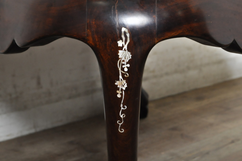 アジアンビンテージ　花梨(カリン)材　華やかで上品なデザインの大振りな象嵌入りローテーブル(センターテーブル、リビングテーブル、ヴィンテージ)(R-074098)