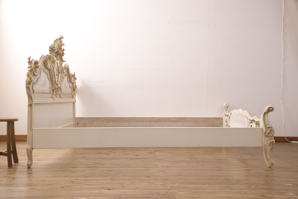 中古　美品　イタリア高級輸入家具　華やかな彫刻がラグジュアリーな空間を演出するベッドフレーム(キングサイズ)(定価約90万円)(R-052564)