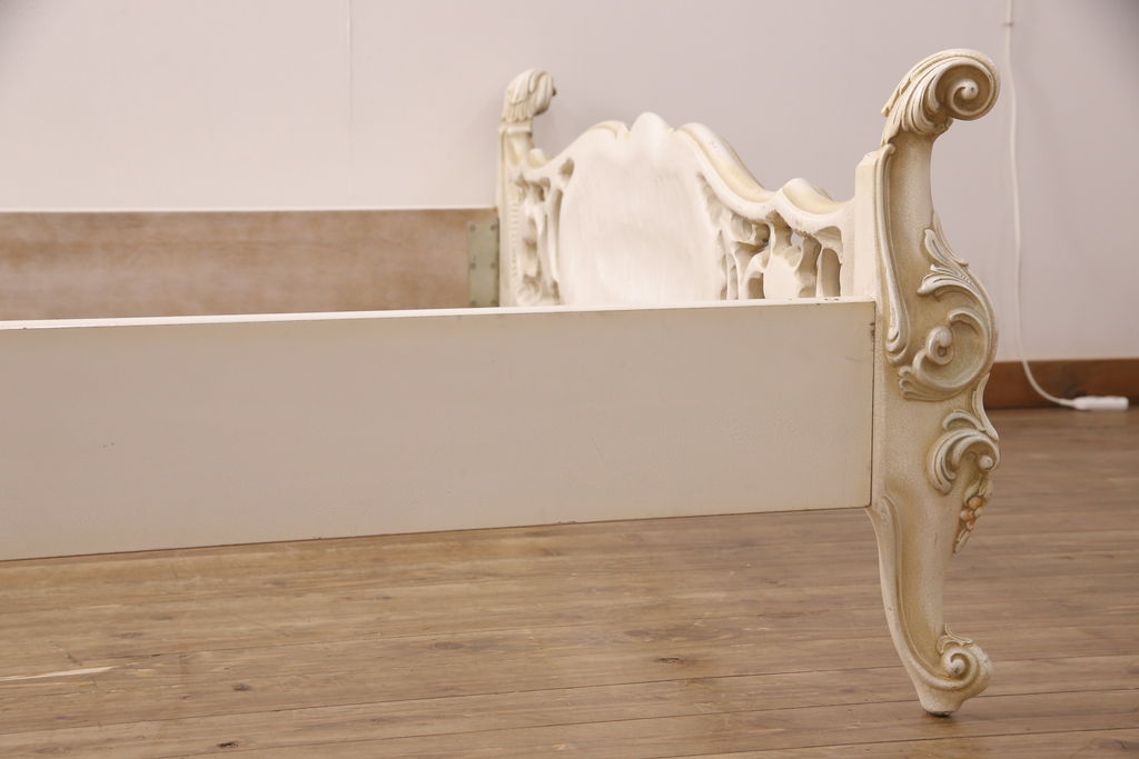中古　美品　イタリア高級輸入家具　華やかな彫刻がラグジュアリーな空間を演出するベッドフレーム(キングサイズ)(定価約90万円)(R-052564)