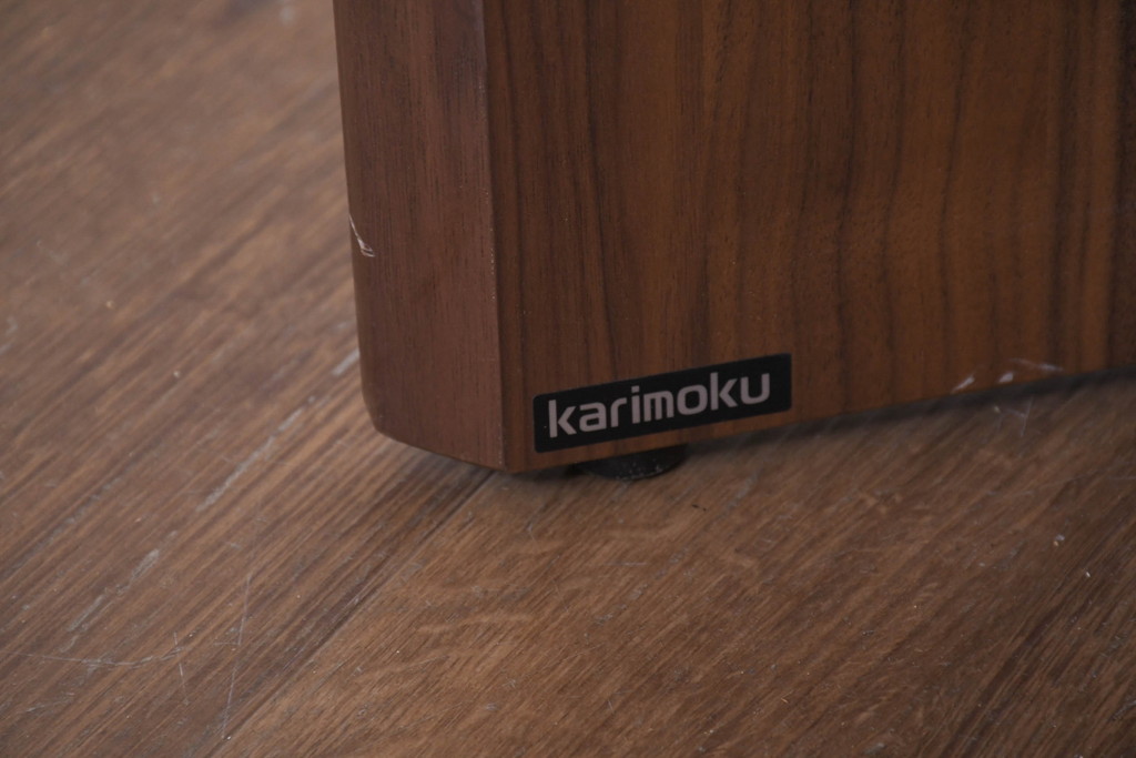 中古　美品　カリモク(karimoku)　スタンダードモダンシリーズ　ウォールナット　スウェード調のクッションカバーが取り出し可能タイプの3人掛けベンチソファ(ソファ、3P、三人掛け)(定価約23万円)(R-081166)