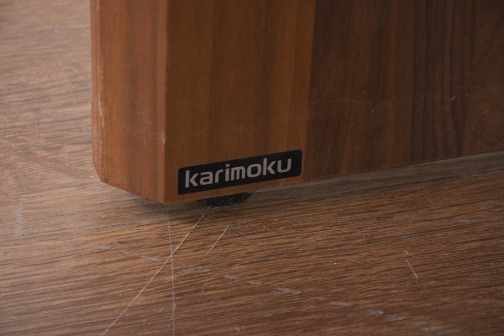 中古　美品　カリモク(karimoku)　スタンダードモダンシリーズ　ウォールナット　スウェード調のクッションカバーが取り出し可能タイプのカウチソファ(ソファ、1人掛け、2人掛け)(定価約15万円)(R-081171)
