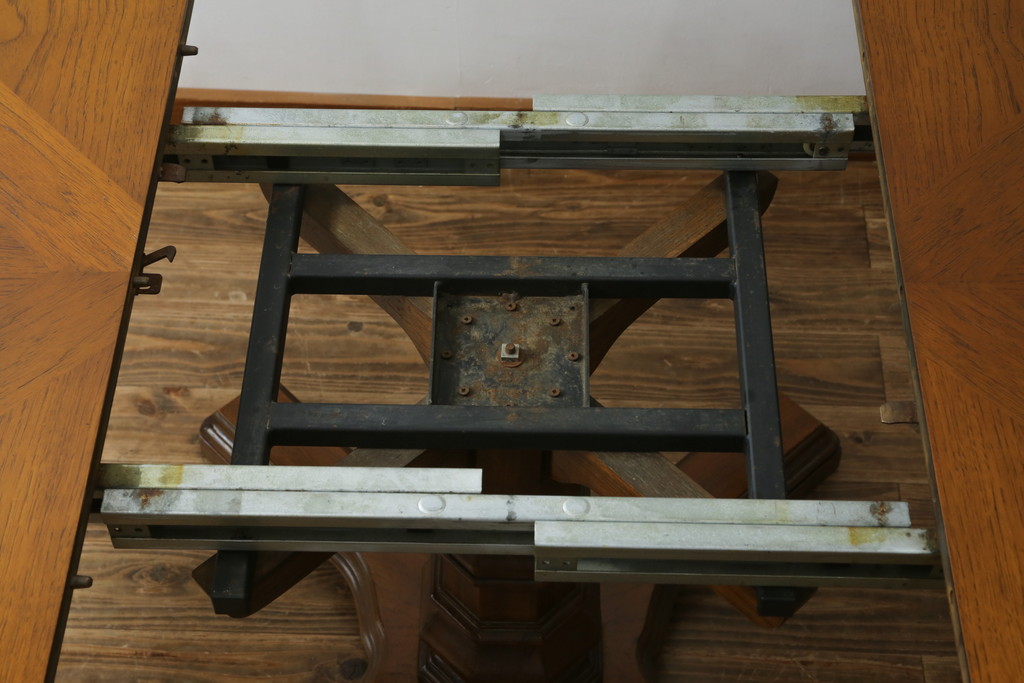 中古　DREXEL HERITAGE(ドレクセルヘリテイジ)　Grand Villa(グランドヴィラ)　上品なデザインのエクステンションテーブル(ダイニングテーブル、拡張式テーブル、食卓、2人掛け、4人掛け、6人掛け)(定価約60万円)(R-066888)