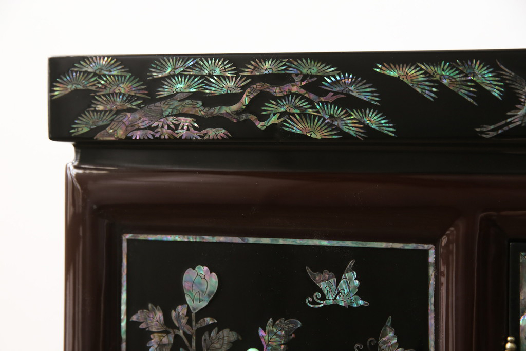 中古　高級品　韓国民芸家具　圧巻!　繊細な螺鈿(ラデン)細工が美しく描かれたサイドボード(定価約160万円)(収納棚、戸棚、リビングボード)(R-057800)