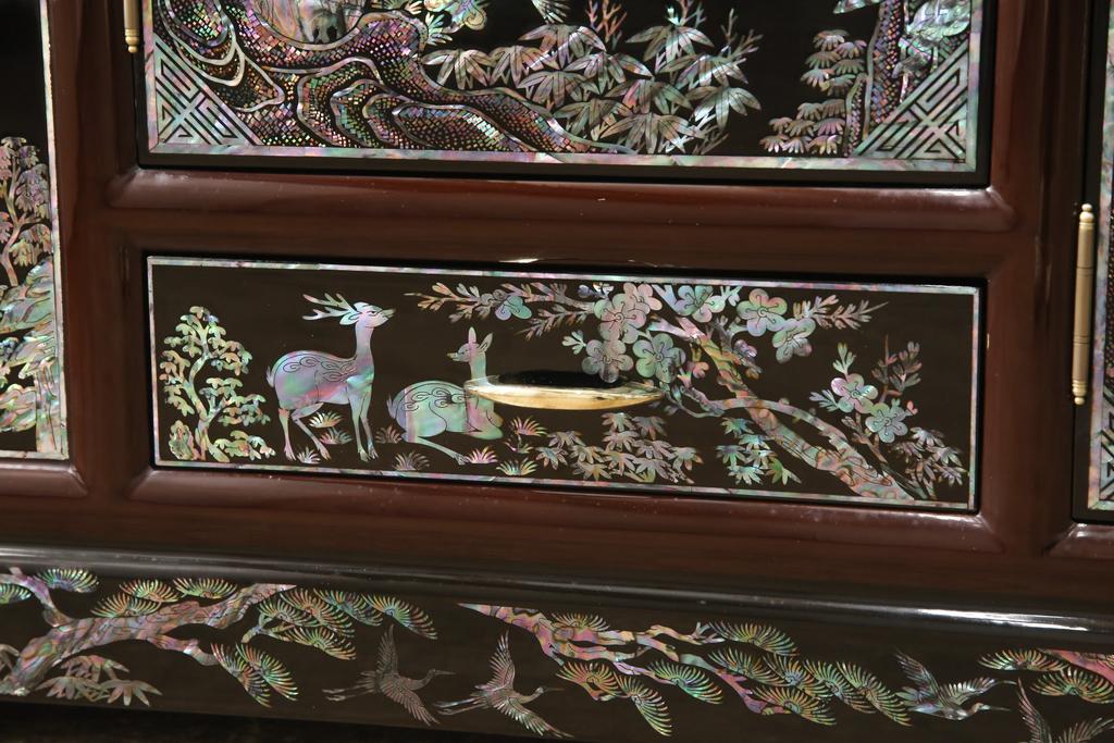 中古　高級品　韓国民芸家具　圧巻!　繊細な螺鈿(ラデン)細工が美しく描かれたサイドボード(定価約160万円)(収納棚、戸棚、リビングボード)(R-057800)
