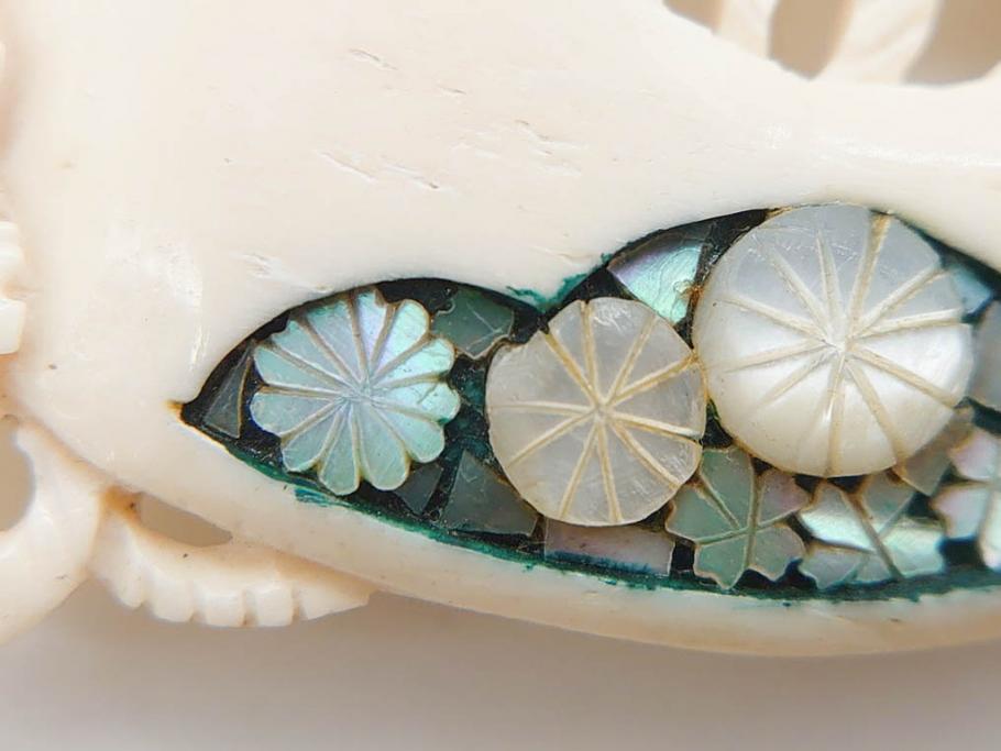 アンティーク　角彫　螺鈿細工　繊細なデザインが和の趣を感じさせる帯留め(鹿角?、勾玉モチーフ、帯締め、着物道具、和装小物、アクセサリー)(R-075909)