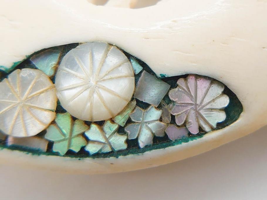 アンティーク　角彫　螺鈿細工　繊細なデザインが和の趣を感じさせる帯留め(鹿角?、勾玉モチーフ、帯締め、着物道具、和装小物、アクセサリー)(R-075909)