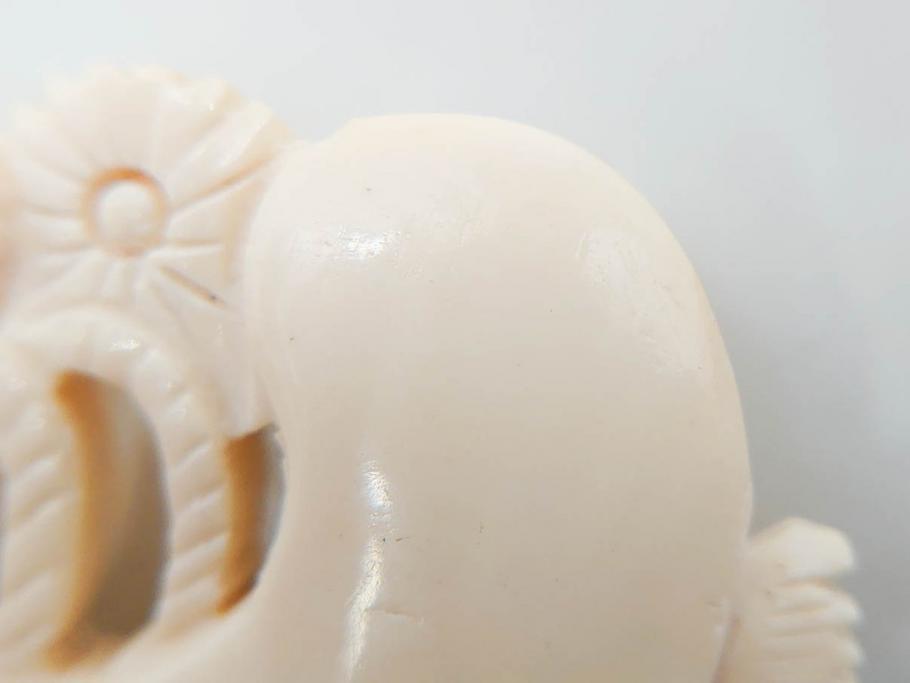 アンティーク　角彫　螺鈿細工　繊細なデザインが和の趣を感じさせる帯留め(鹿角?、勾玉モチーフ、帯締め、着物道具、和装小物、アクセサリー)(R-075909)