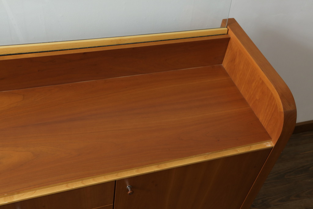 中古　イタリア製　ポラダ(porada)社　Cornerシリーズ　希少な廃盤品　モダンな空間づくりにおすすめの上開きショーケース付きサイドボード(ガラスケース、飾り棚、サイドキャビネット、サイドチェスト)(定価約100万円)(R-075777)