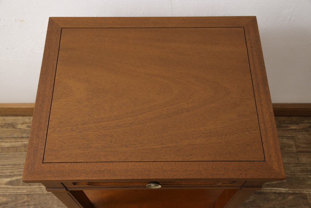 中古　美品　DREXEL HERITAGE(ドレクセルヘリテイジ)　品のある佇まいが美しいサイドテーブル(電話台、ナイトテーブル、コンソールテーブル)(R-057685)