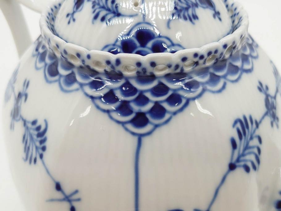 ビンテージ　希少　デンマーク　ROYAL COPENHAGEN(ロイヤルコペンハーゲン)　ブルーフルーテッド　フルレース　顔付き　1119　優雅なひとときを演出するティーポット(洋食器)(R-075912)
