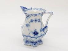 デンマーク　ROYAL COPENHAGEN(ロイヤルコペンハーゲン)　ブルーフルーテッド　フルレース　細部までこだわりを感じるデザインが美しいクリーマー(ミルクポット、ミルクジャー、洋食器)(R-075913)