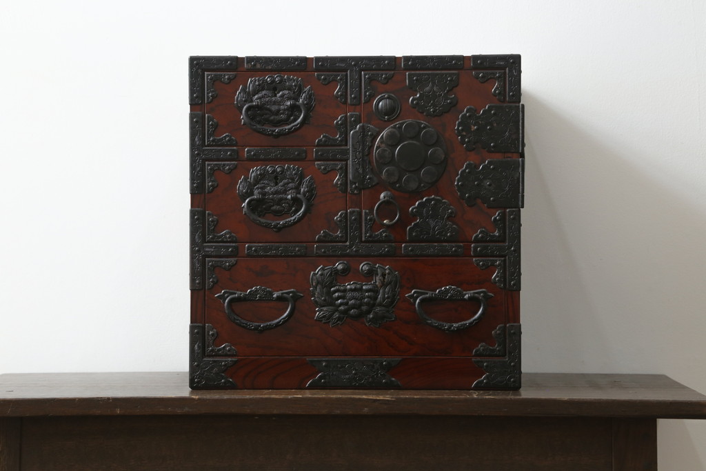 中古　伊達家の家紋入り!手打ち金具の美しさが魅力の小引き出し(小箪笥、仙台箪笥、小物収納、卓上収納)(R-075733)