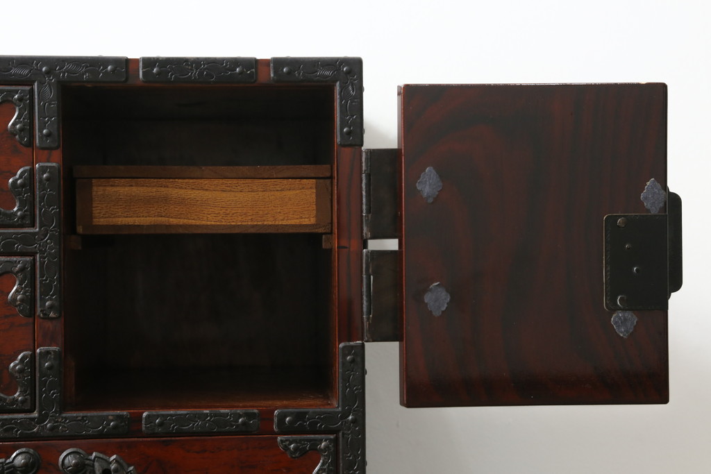 中古　伊達家の家紋入り!手打ち金具の美しさが魅力の小引き出し(小箪笥、仙台箪笥、小物収納、卓上収納)(R-075733)