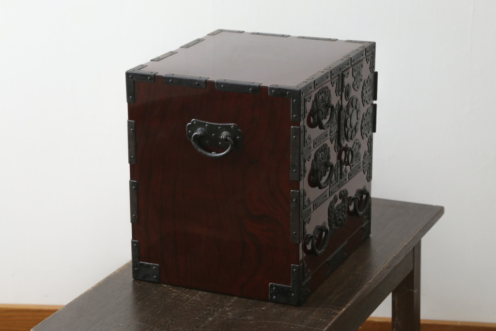 中古　伊達家の家紋入り!手打ち金具の美しさが魅力の小引き出し(小箪笥、仙台箪笥、小物収納、卓上収納)(R-075733)