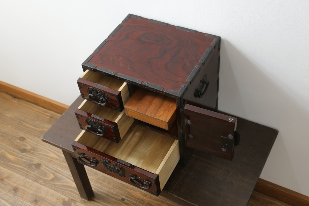 中古　伊達家の家紋入り!手打ち金具の美しさが魅力の小引き出し(小箪笥、仙台箪笥、小物収納、卓上収納)(R-075733)
