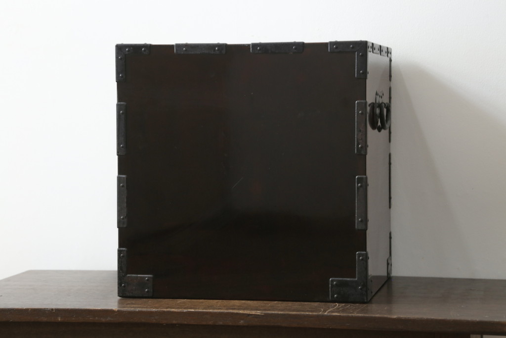 中古　伊達家の家紋入り!手打ち金具の美しさが魅力の小引き出し(小箪笥、仙台箪笥、小物収納、卓上収納)(R-075733)