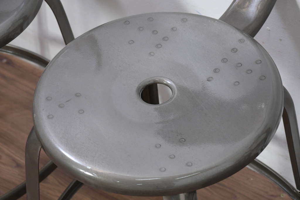 中古　美品　フランス　Nicolle Chair(ニコル・チェア)　Whale Tail(ホエールテイル)　インダストリアルデザインがおしゃれなオールスチールのメタルチェア7脚セット(板座チェア、ダイニングチェア、椅子、イス、バラ売り可能)(定価7脚で約50万円)(R-081914)