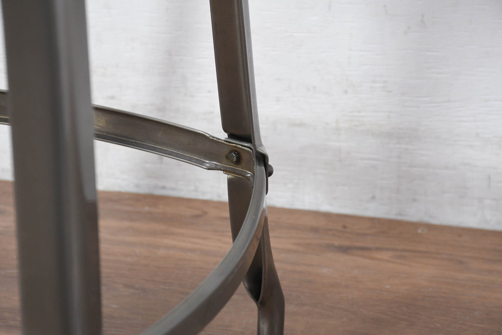 中古　美品　フランス　Nicolle Chair(ニコル・チェア)　Whale Tail(ホエールテイル)　インダストリアルデザインがおしゃれなオールスチールのメタルチェア7脚セット(板座チェア、ダイニングチェア、椅子、イス、バラ売り可能)(定価7脚で約50万円)(R-081914)