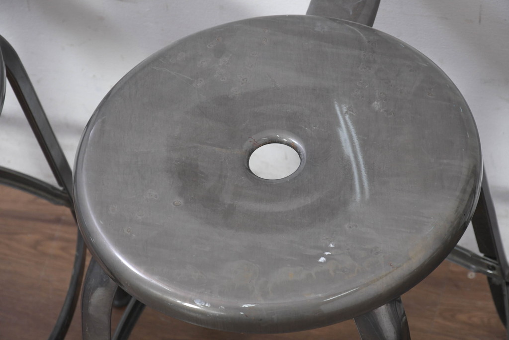 中古　フランス　Nicolle Chair(ニコル・チェア)　Whale Tail(ホエールテイル)　やや小ぶり　インダストリアルデザインがおしゃれなオールスチールのメタルチェア5脚セット(板座チェア、ダイニングチェア、椅子、イス、バラ売り可能)(定価5脚で約29万円)(R-081915)