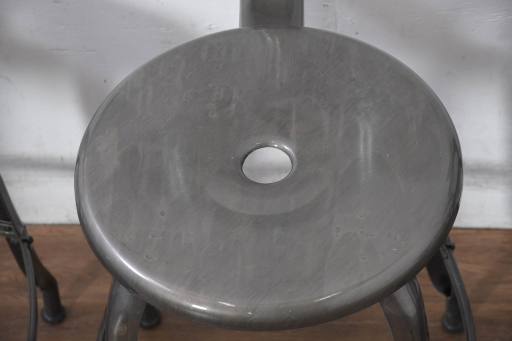 中古　フランス　Nicolle Chair(ニコル・チェア)　Whale Tail(ホエールテイル)　やや小ぶり　インダストリアルデザインがおしゃれなオールスチールのメタルチェア5脚セット(板座チェア、ダイニングチェア、椅子、イス、バラ売り可能)(定価5脚で約29万円)(R-081915)