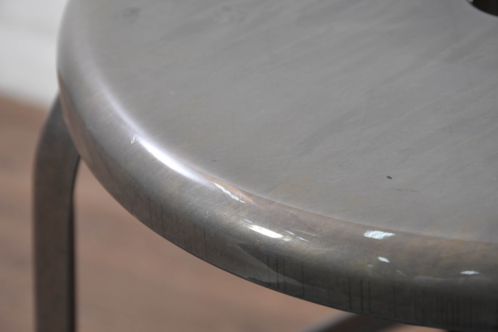 中古　フランス　Nicolle Chair(ニコル・チェア)　Whale Tail(ホエールテイル)　やや小ぶり　インダストリアルデザインがおしゃれなオールスチールのメタルチェア5脚セット(板座チェア、ダイニングチェア、椅子、イス、バラ売り可能)(定価5脚で約29万円)(R-081915)