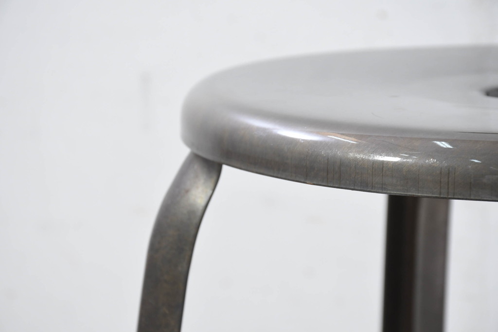 中古　フランス　Nicolle Chair(ニコル・チェア)　Whale Tail(ホエールテイル)　やや小ぶり　インダストリアルデザインがおしゃれなオールスチールのメタルチェア5脚セット(板座チェア、ダイニングチェア、椅子、イス、バラ売り可能)(定価5脚で約29万円)(R-081915)