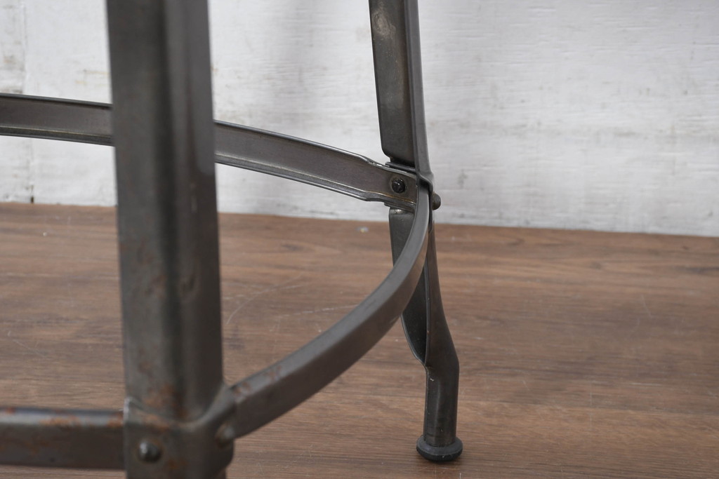 中古　フランス　Nicolle Chair(ニコル・チェア)　Whale Tail(ホエールテイル)　やや小ぶり　インダストリアルデザインがおしゃれなオールスチールのメタルチェア5脚セット(板座チェア、ダイニングチェア、椅子、イス、バラ売り可能)(定価5脚で約29万円)(R-081915)