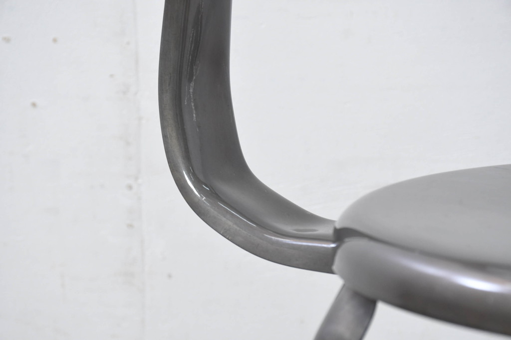 中古　フランス　Nicolle Chair(ニコル・チェア)　Whale Tail(ホエールテイル)　やや小ぶり　インダストリアルデザインがおしゃれなオールスチールのメタルチェア5脚セット(板座チェア、ダイニングチェア、椅子、イス、バラ売り可能)(定価5脚で約29万円)(R-081915)