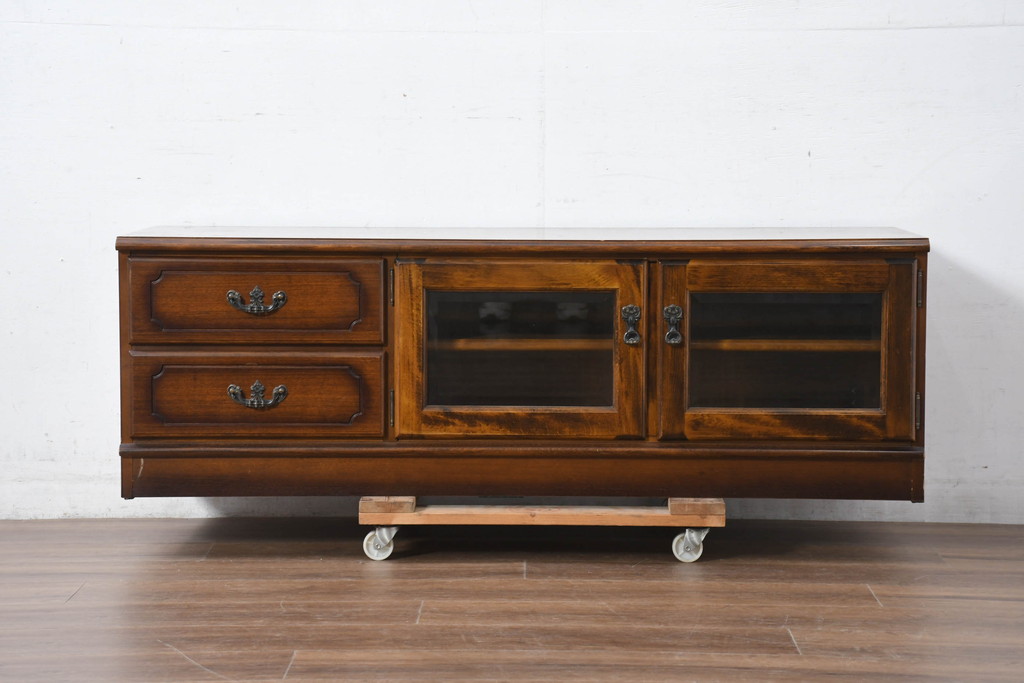 中古　カリモク家具(karimoku)　COLONIAL(コロニアル)シリーズ　カントリースタイルのお部屋におすすめなテレビボード(テレビ台、リビングボード、ローボード、戸棚)(定価約26万円)(R-081893)