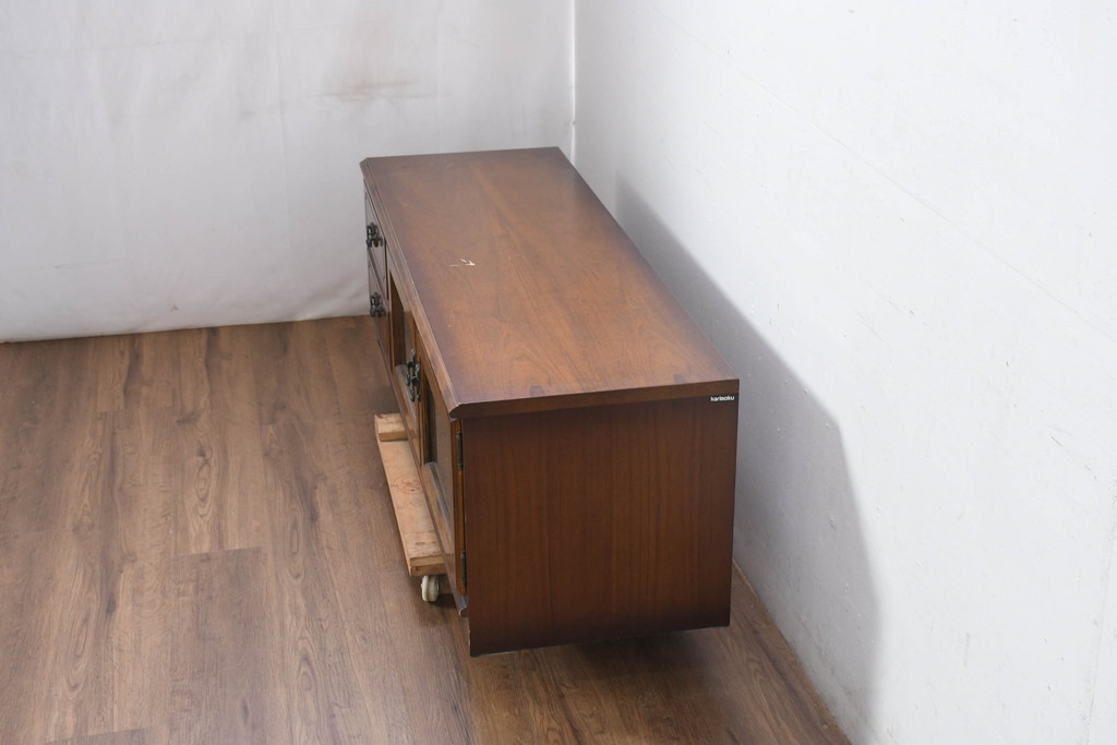 中古　カリモク家具(karimoku)　COLONIAL(コロニアル)シリーズ　カントリースタイルのお部屋におすすめなテレビボード(テレビ台、リビングボード、ローボード、戸棚)(定価約26万円)(R-081893)