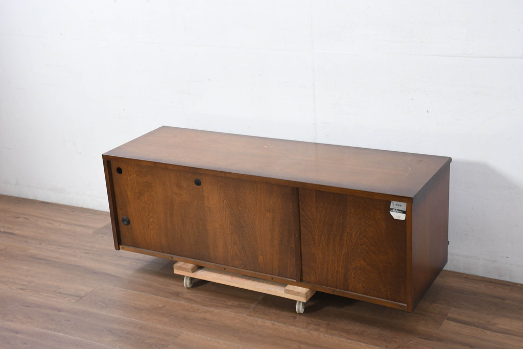 中古　カリモク家具(karimoku)　COLONIAL(コロニアル)シリーズ　カントリースタイルのお部屋におすすめなテレビボード(テレビ台、リビングボード、ローボード、戸棚)(定価約26万円)(R-081893)