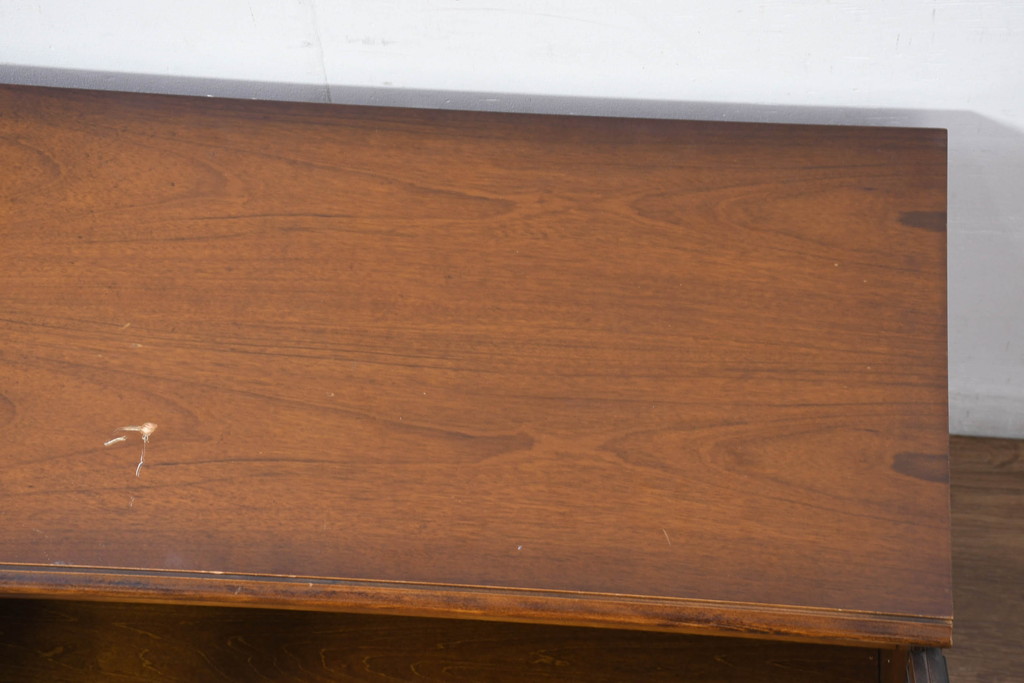 中古　カリモク家具(karimoku)　COLONIAL(コロニアル)シリーズ　カントリースタイルのお部屋におすすめなテレビボード(テレビ台、リビングボード、ローボード、戸棚)(定価約26万円)(R-081893)