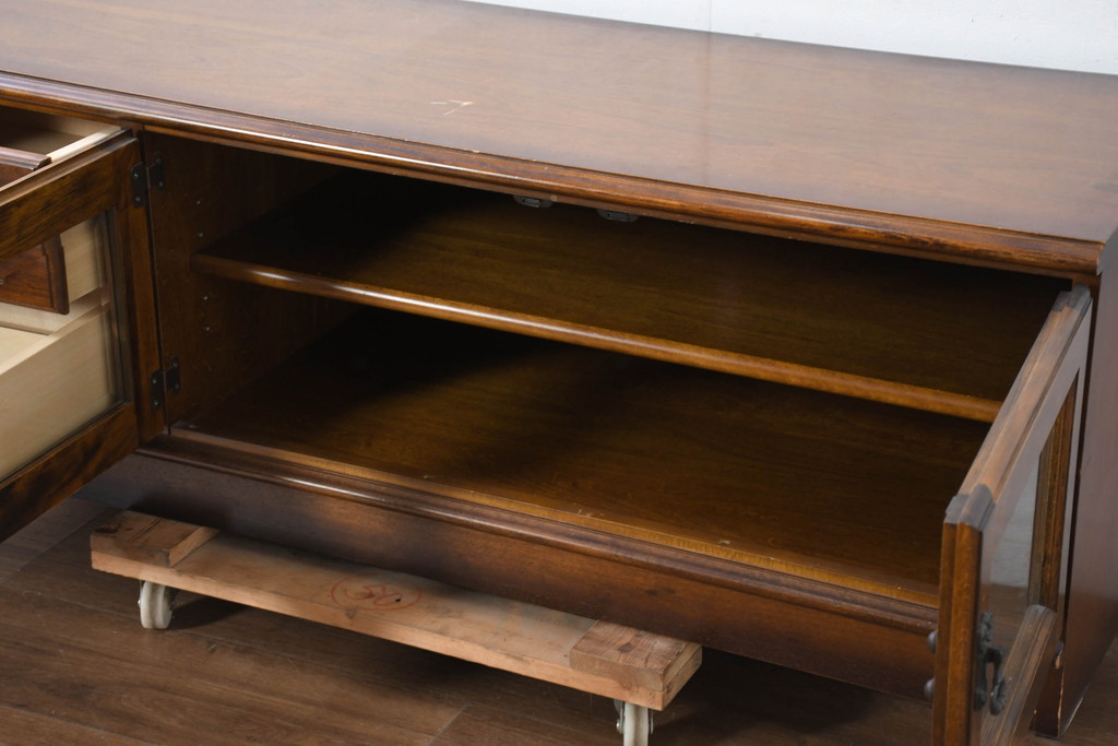 中古　カリモク家具(karimoku)　COLONIAL(コロニアル)シリーズ　カントリースタイルのお部屋におすすめなテレビボード(テレビ台、リビングボード、ローボード、戸棚)(定価約26万円)(R-081893)