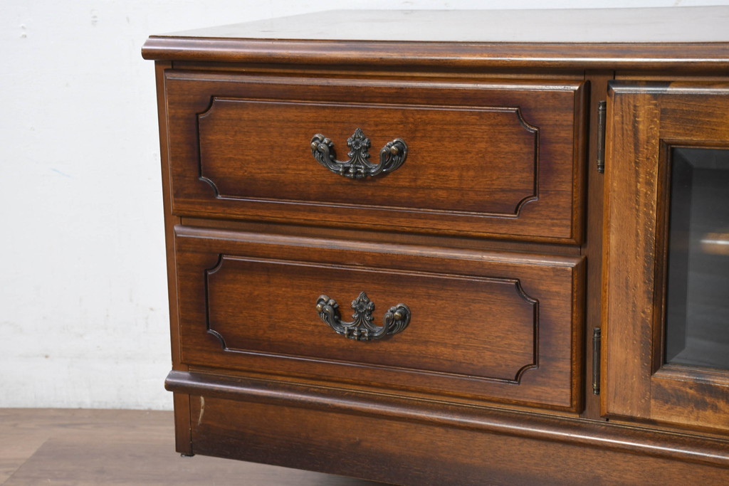 中古　カリモク家具(karimoku)　COLONIAL(コロニアル)シリーズ　カントリースタイルのお部屋におすすめなテレビボード(テレビ台、リビングボード、ローボード、戸棚)(定価約26万円)(R-081893)