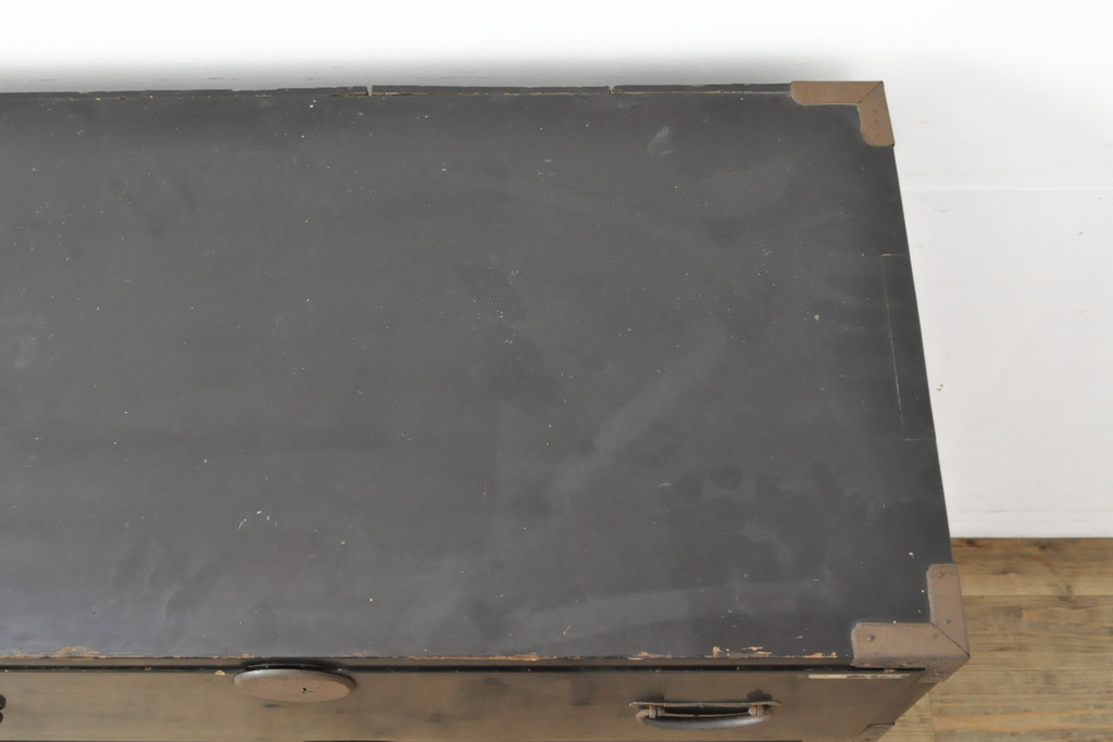 和製アンティーク　黒漆塗り　サイズ感が丁度いいシンプルな金具の時代箪笥(和箪笥、衣装箪笥、チェスト、引き出し)(R-057792)